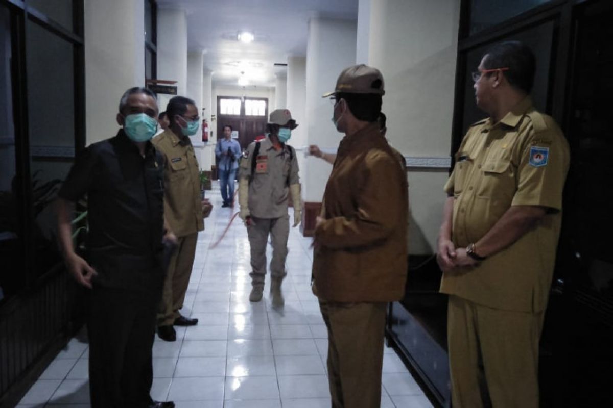 Kantor Wali Kota Mataram disemprot disinfektan guna cegah penyebaran COVID-19