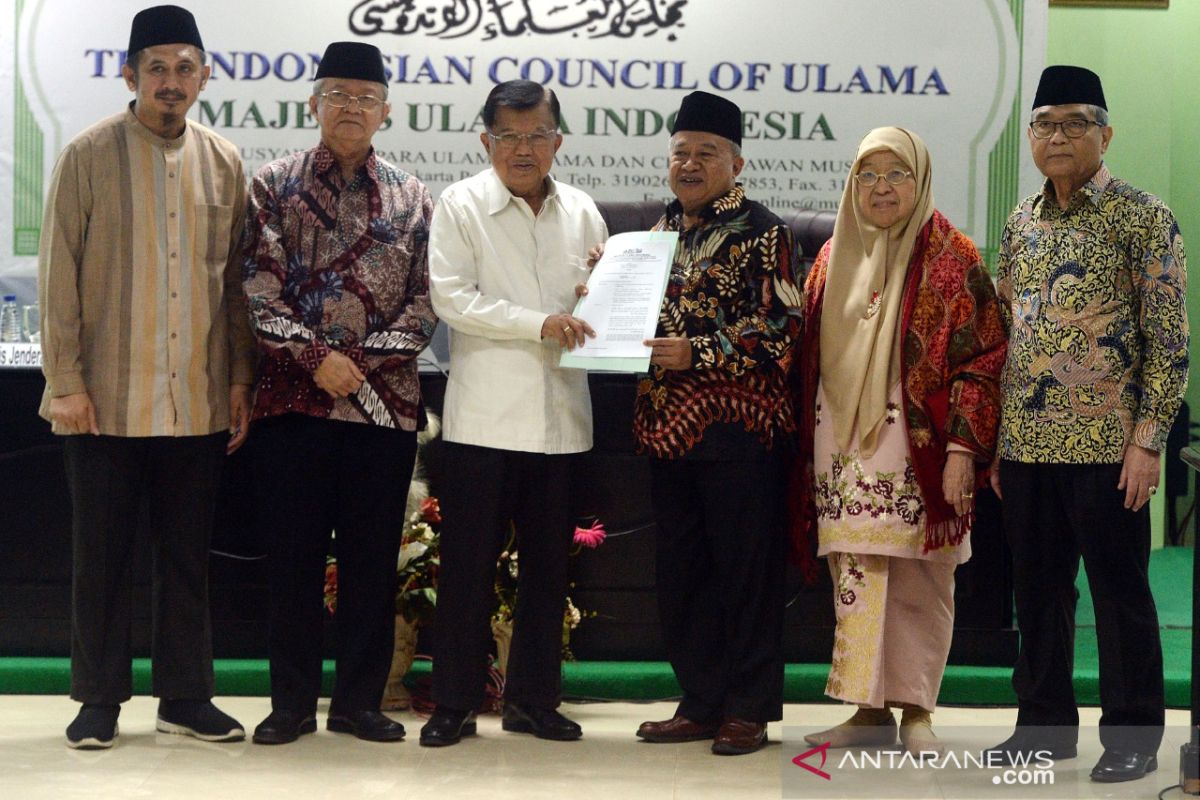 MUI serahkan fatwa terkait COVID-19 ke Dewan Masjid Indonesia, ini isi imbauannya
