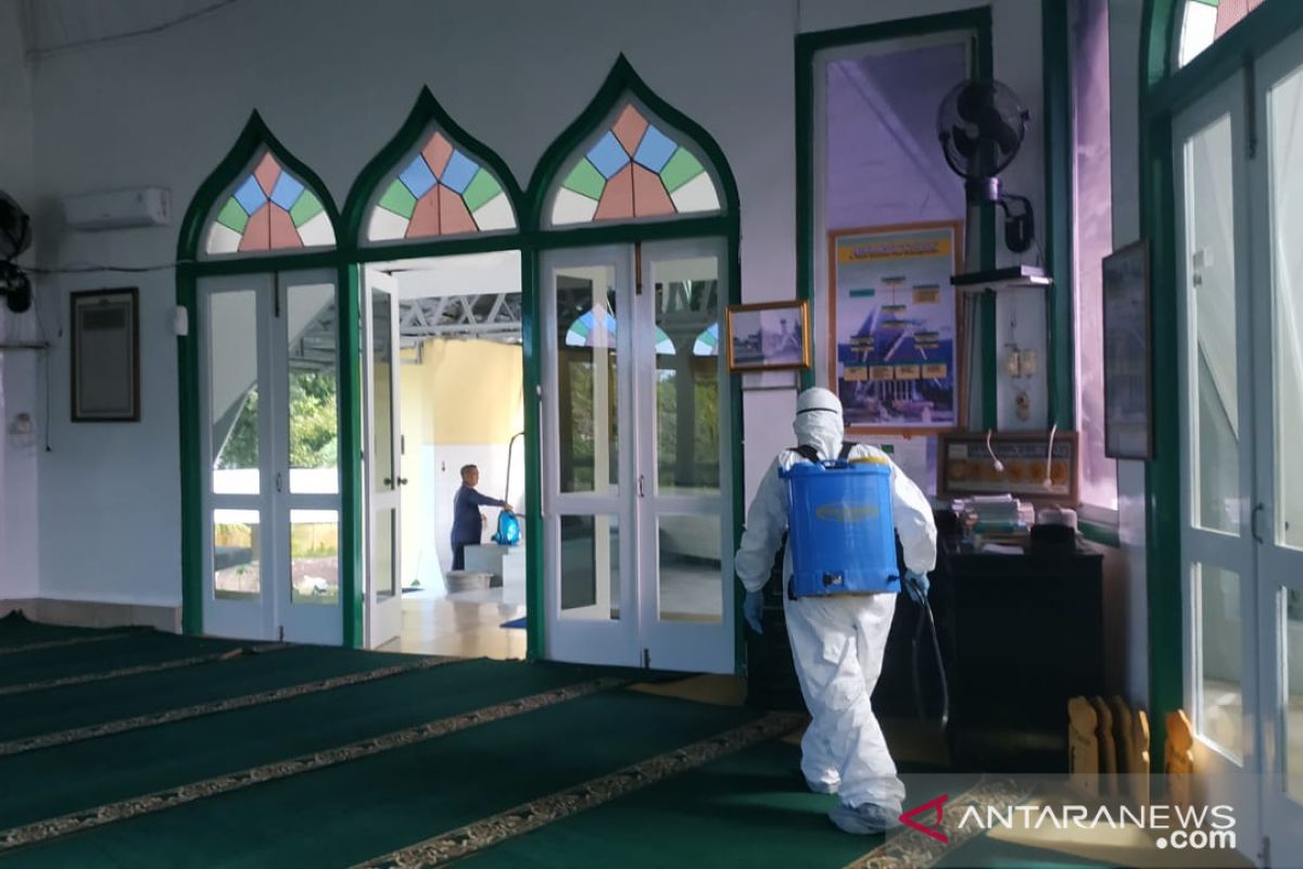 Pemkab Belitung semprotkan cairan disinfektan di sejumlah rumah ibadah
