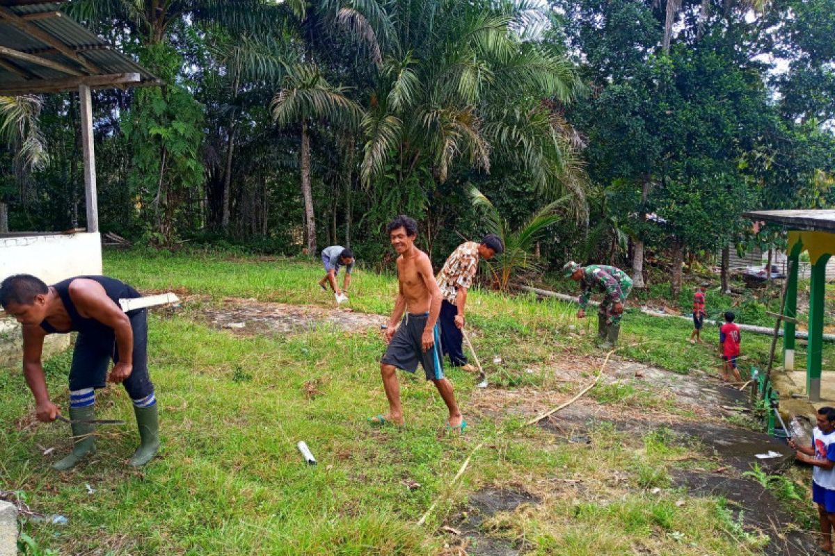 Warga dan Prajurit TNI gotong royong bersih lingkungan di Sekura