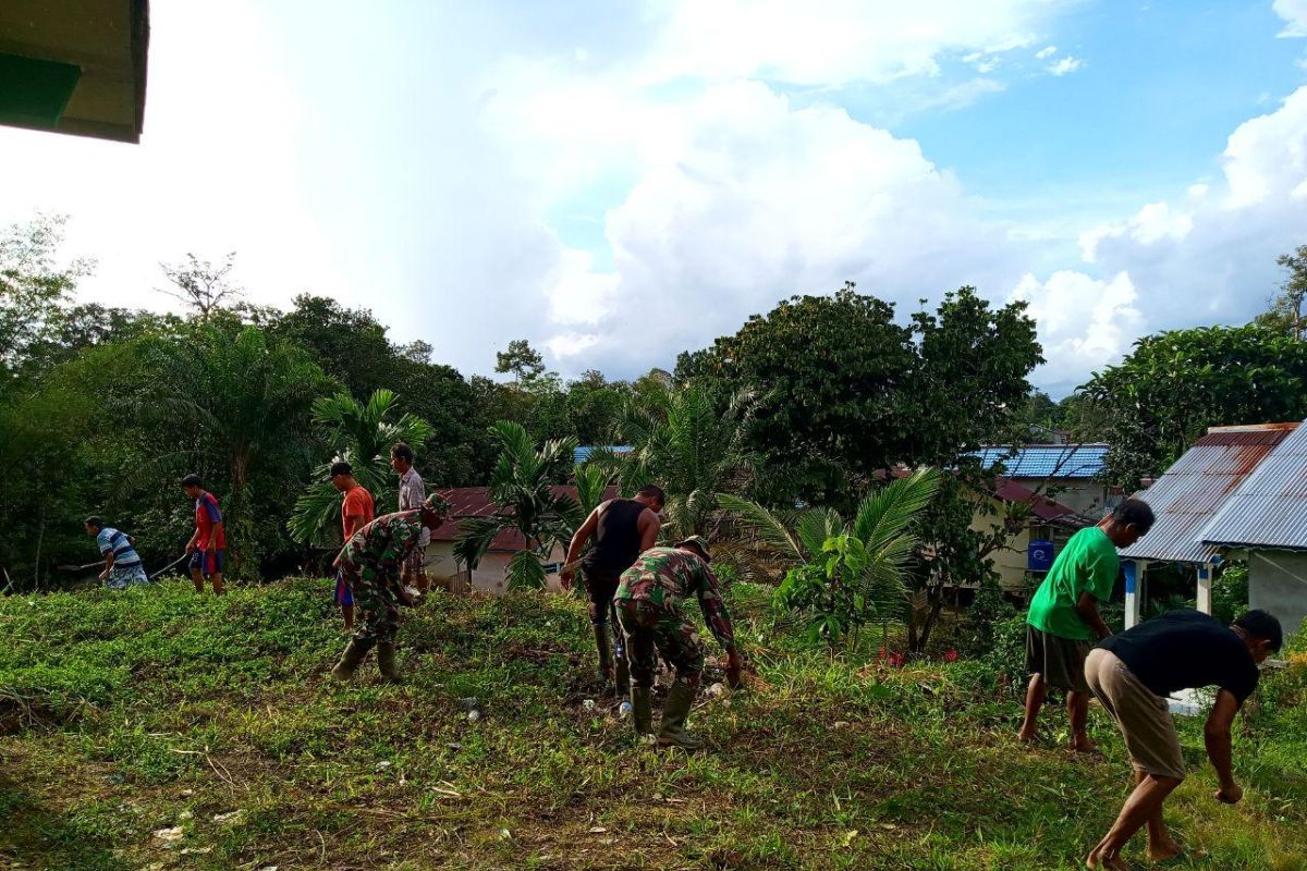 Prajurit Satgas TMMD membaur bersama warga