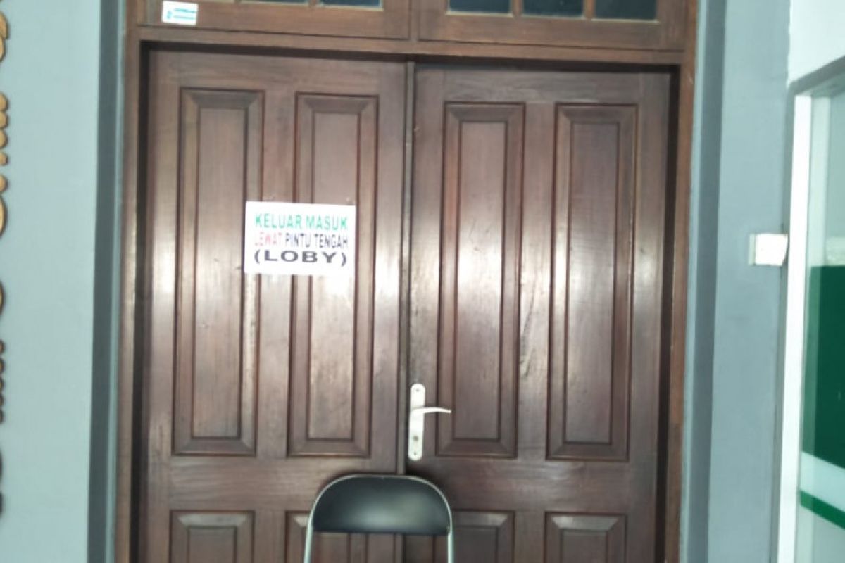 Cegah COVID-19, kantor Wali Kota Mataram memberlakukan sistem satu pintu