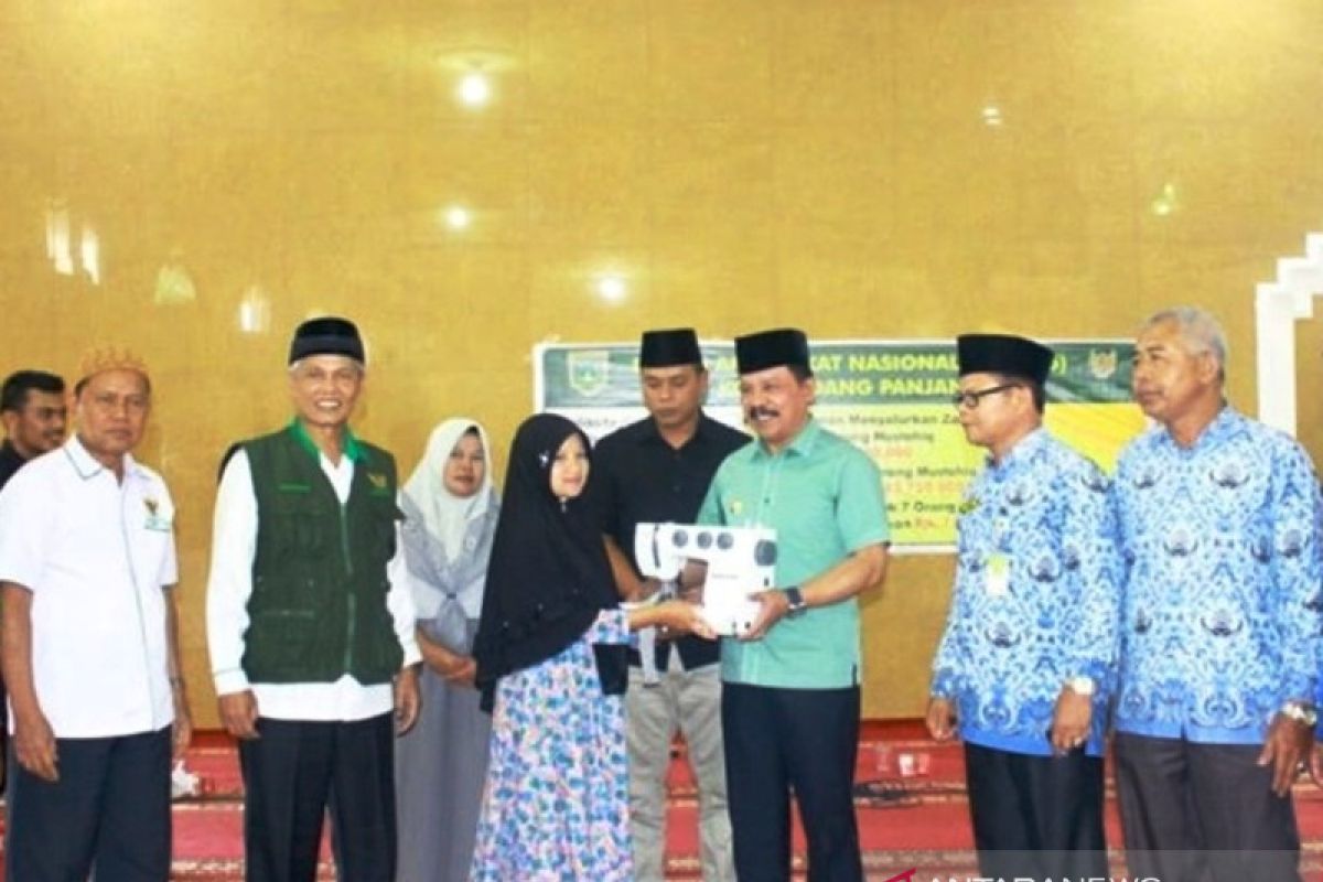 Baznas Padang Panjang salurkan zakat tahap pertama