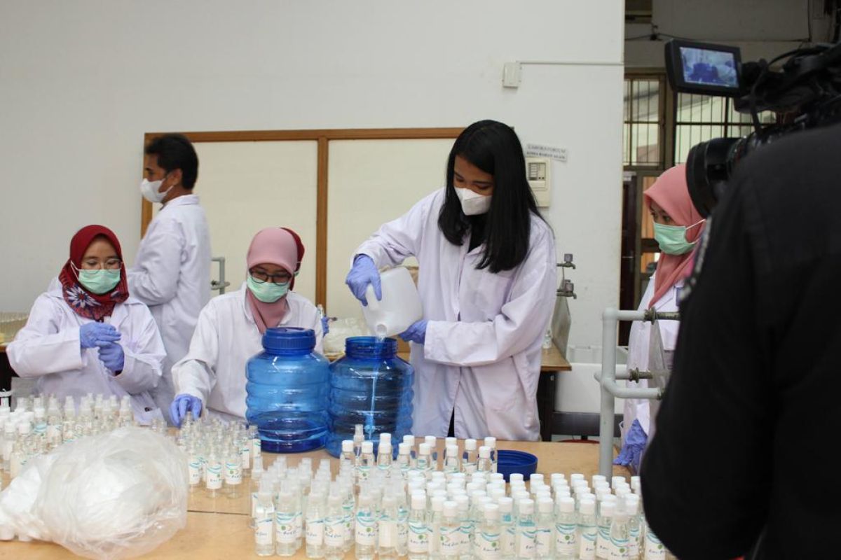 Tim Pengmas Dept Kimia Kedokteran FKUI bagikan hand sanitizer secara gratis