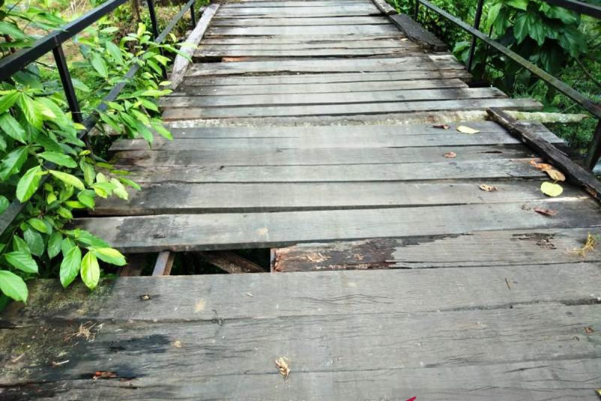 Terjatuh dari jembatan setinggi delapan meter, balita ini alami patah tulang