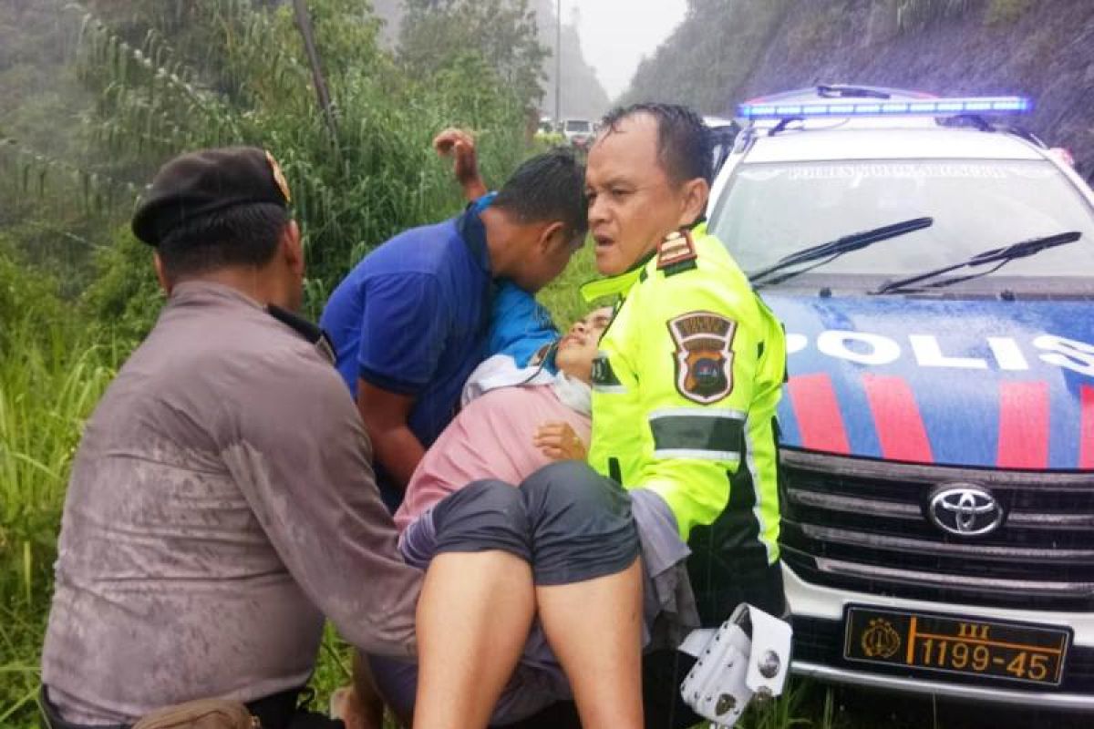 Satu mobil jatuh ke jurang di Solok, enam penumpang luka-luka