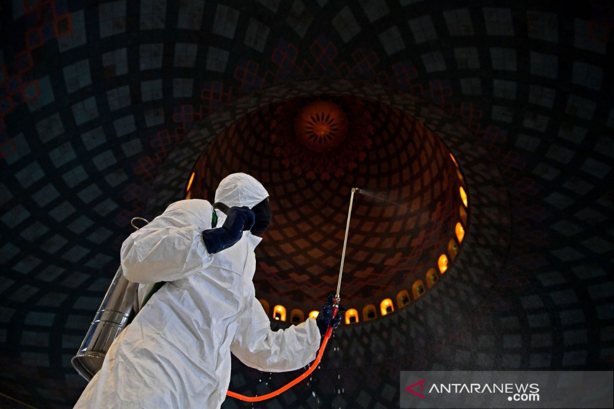 Seorang guru besar UGM positif terinfeksi virus corona