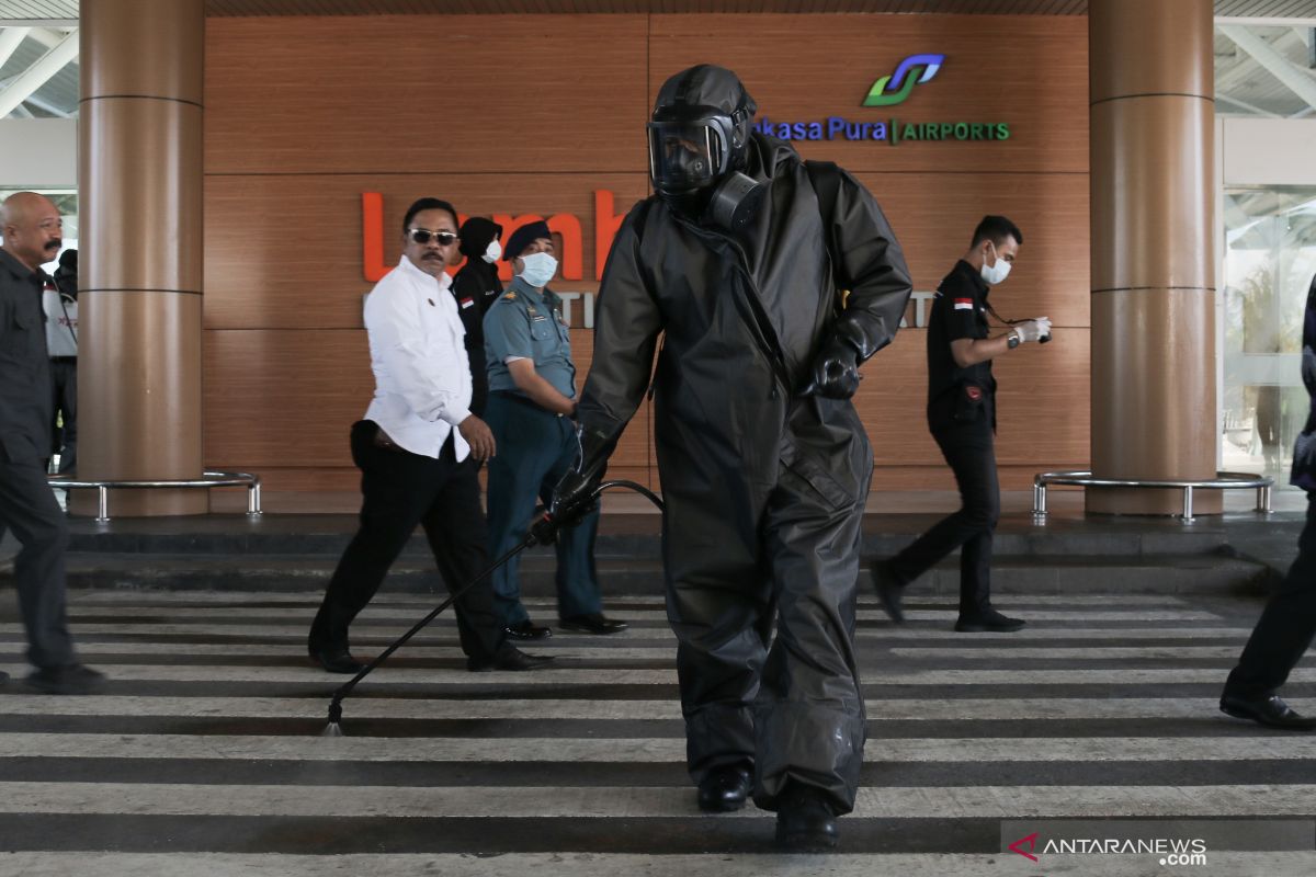 Bandara Internasional Lombok disemprotkan disinfektan