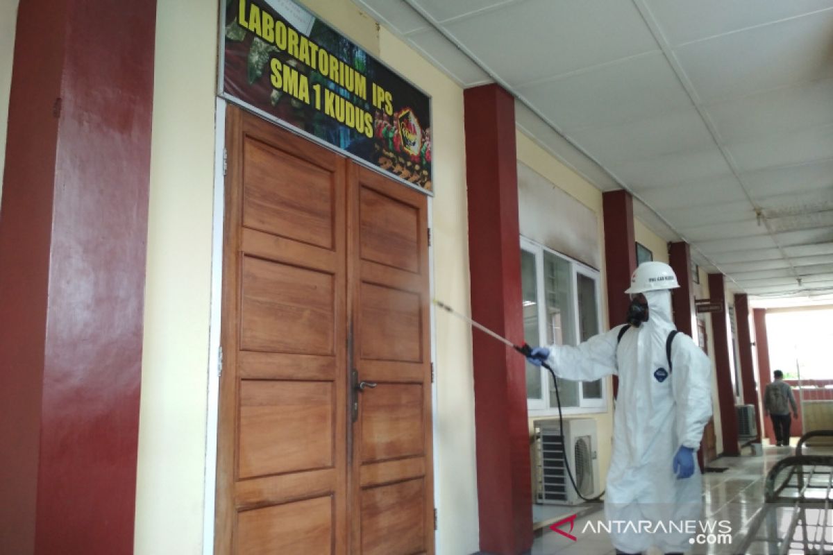 Tempat ibadah-sekolah di Kudus Disemprot Disinfektan Oleh Petugas PMI