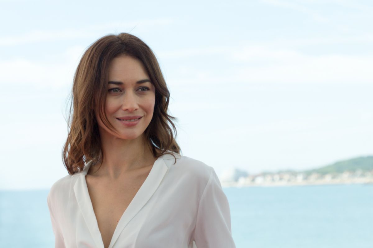 Gadis Bond, Olga Kurylenko, positif corona