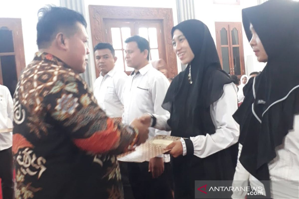 Bupati Mukomuko serahkan 1.148 SK guru kontrak