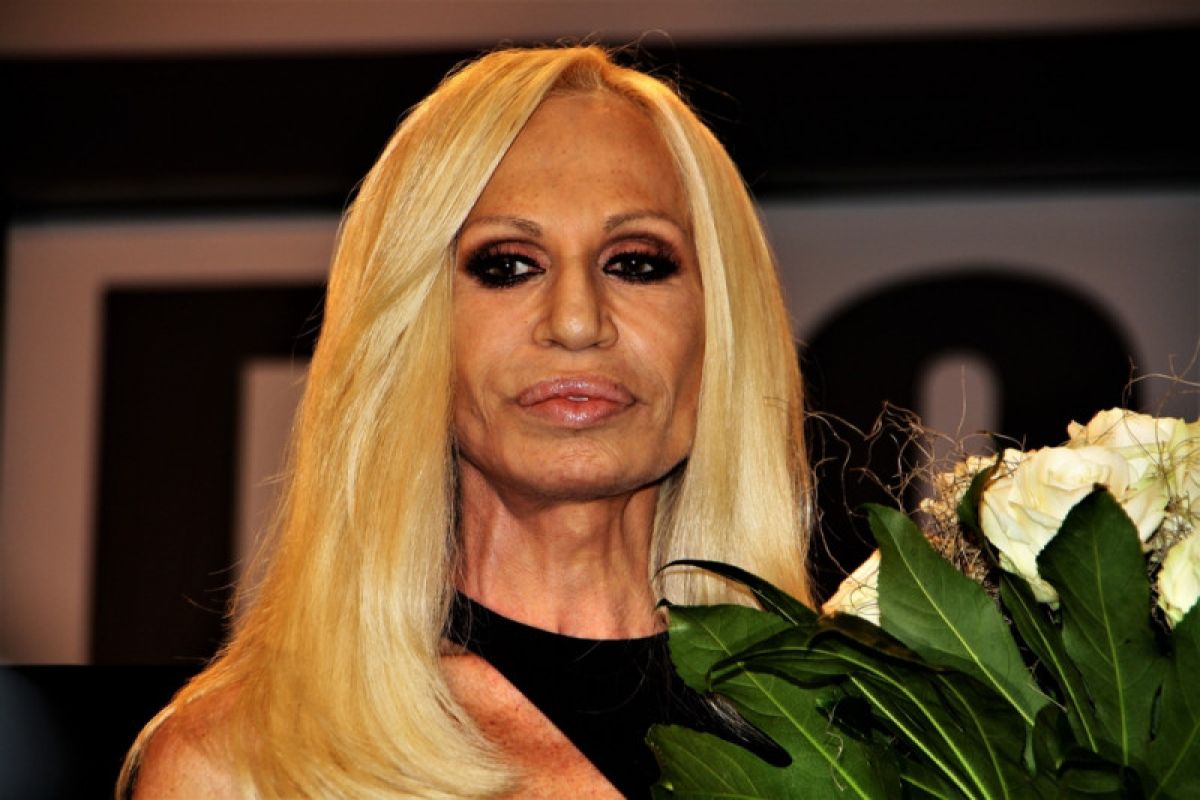 Cara Donatella Versace melawan corona