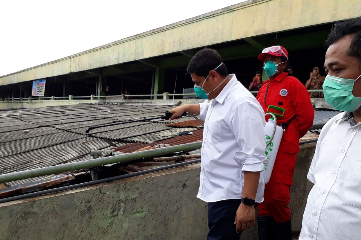 Pemkot Kediri melakukan penyemprotan disinfektan di pasar