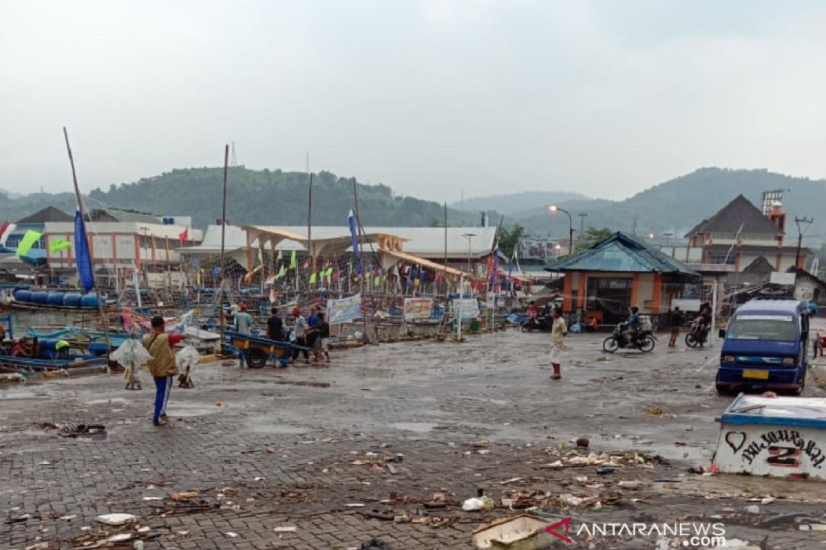 SAR: Pendangkalan sungai penyebab banjir di Dermaga PPN Palabuhanratu