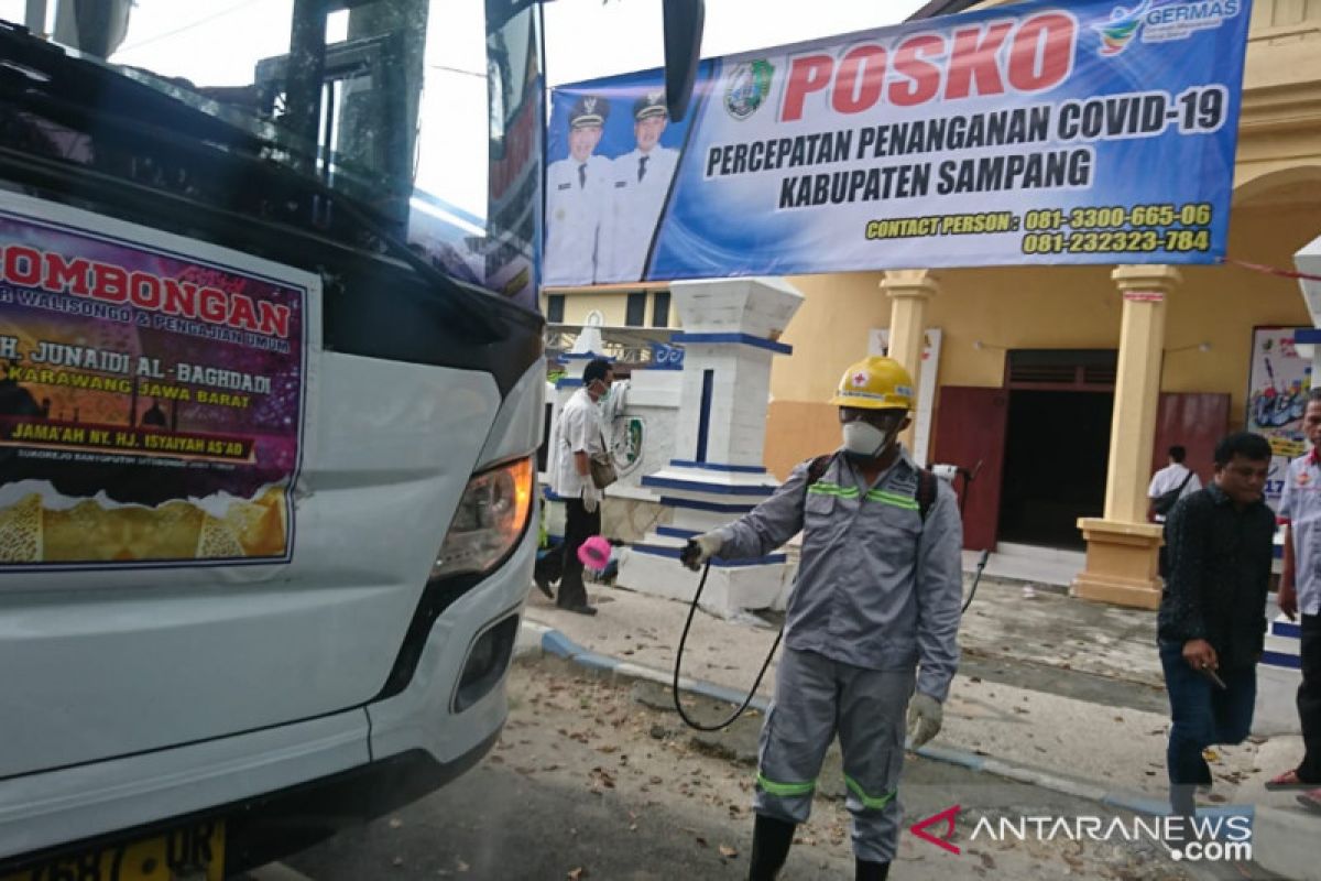 Tim Corona Sampang semprotkan disinfektan ke bus pariwisata luar Madura