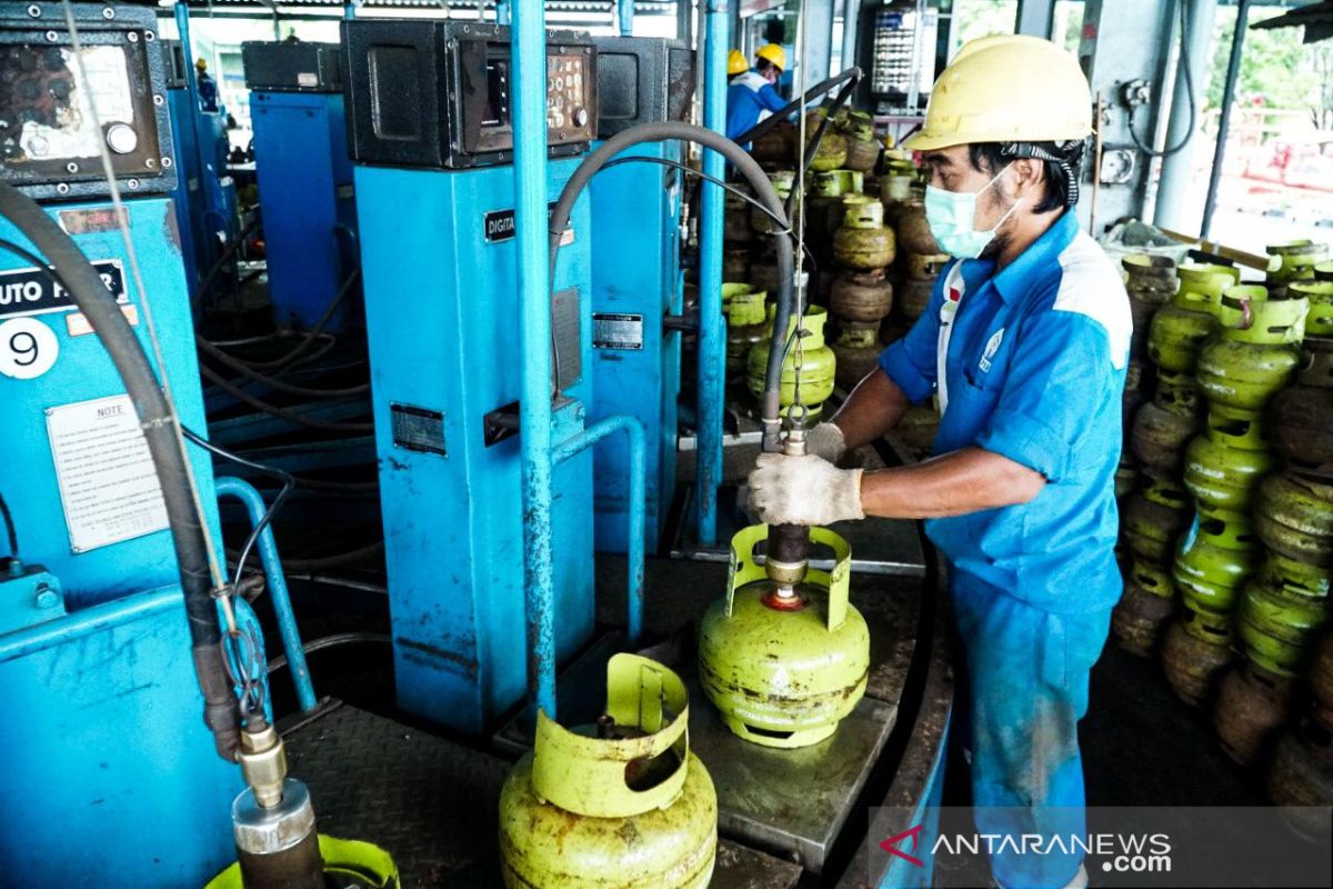 Operator Pertamina gunakan masker untuk cegah penyebaran COVID-19