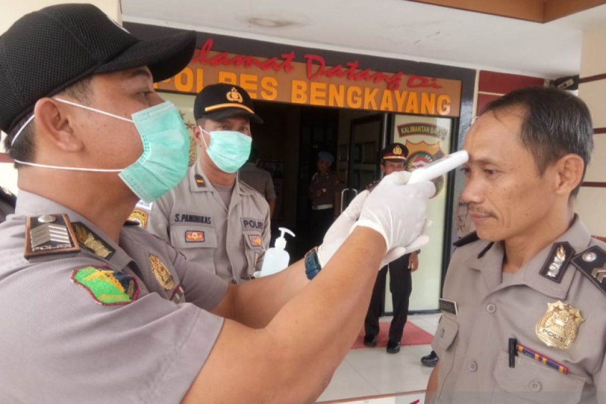 Seluruh personel Polres Bengkayang lakukan pemeriksaan suhu tubuh