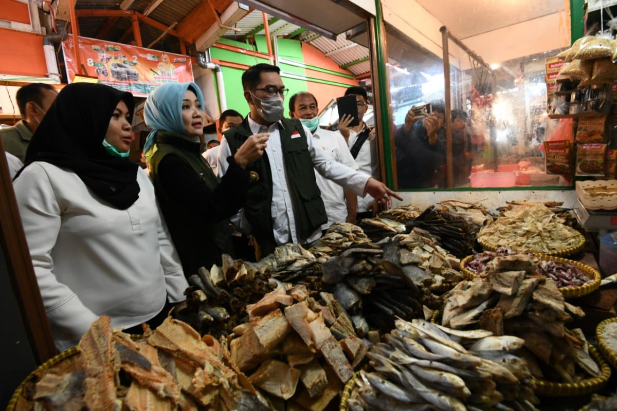 Ridwan Kamil tinjau harga kebutuhan pokok di Pasar Sederhana Bandung