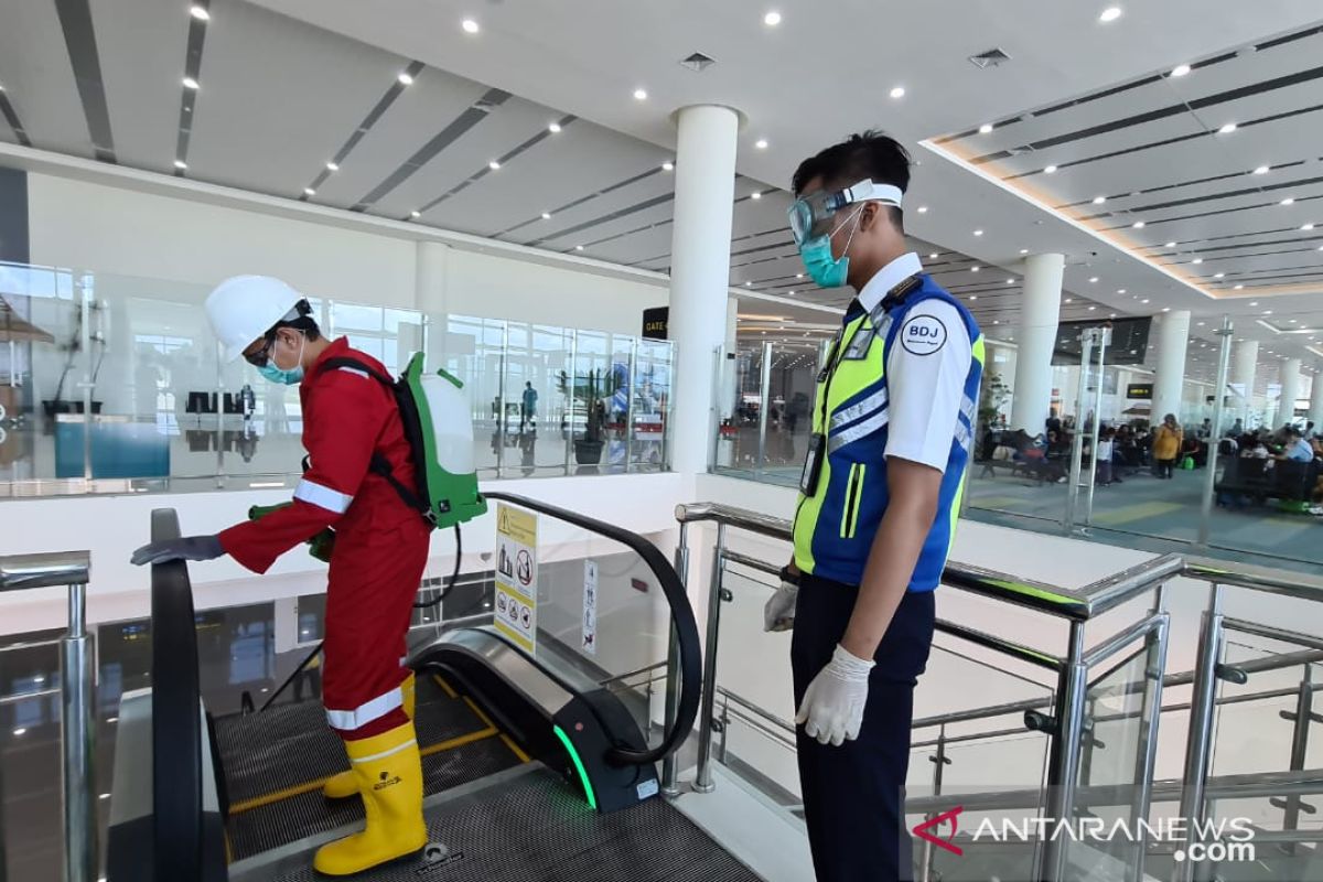 Bandara Internasional Syamsudin Noor desinfeksi gedung terminal cegah Corona
