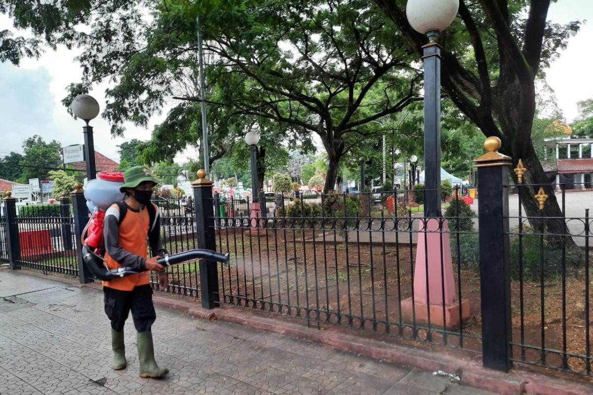 DLH Kota Serang lakukan penyeprotan fasilitas umum