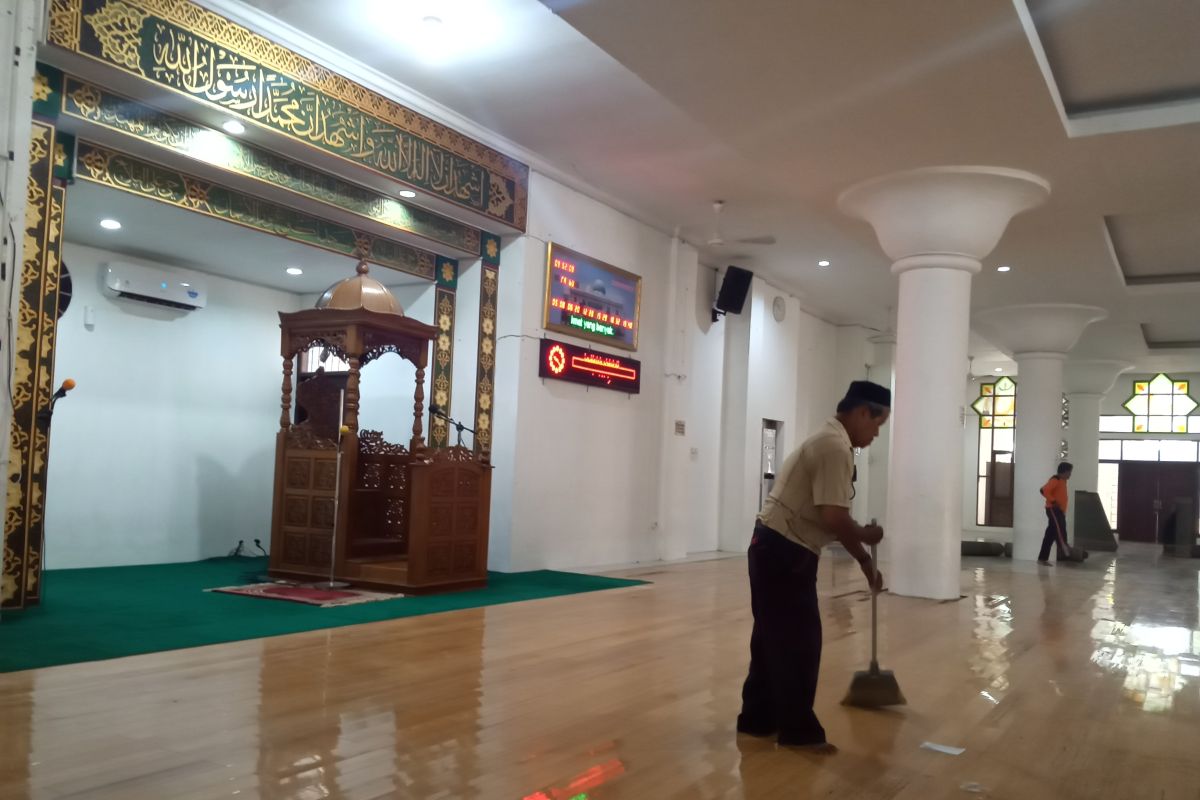 Pengurus Masjid Nurul Iman Padang gulung karpet sajadah cegah COVID-19