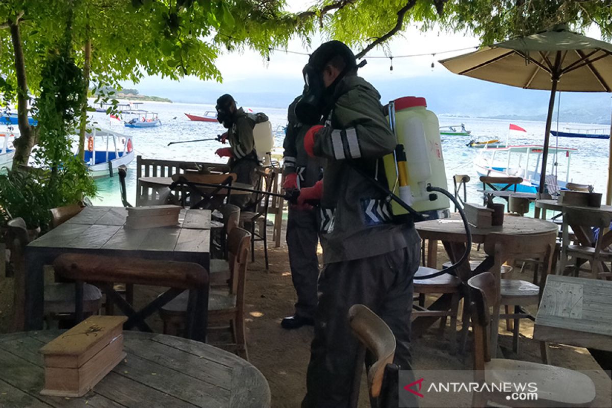 Destinasi wisata tiga Gili disemprot cairan disinfektan cegah corona