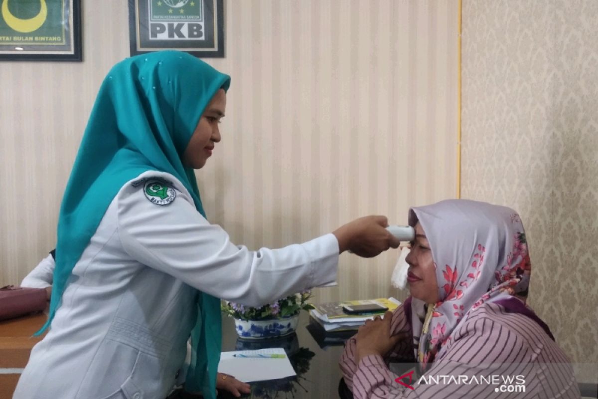 Antisipasi virus corona, sejumlah anggota DPRD Kota Padangsidimpuan cek suhu tubuh