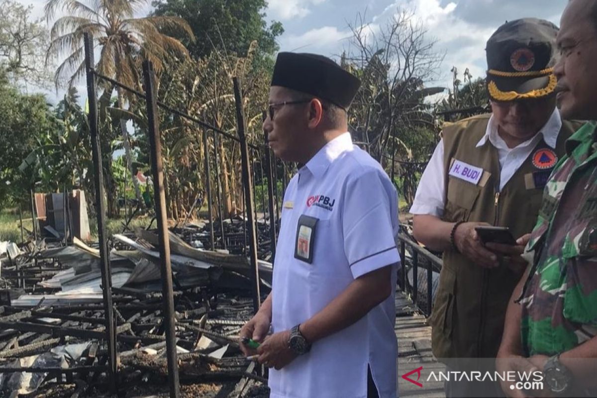 Tujuh rumah dan satu jembatan terbakar, Sekda HST langsung serahkan bantuan