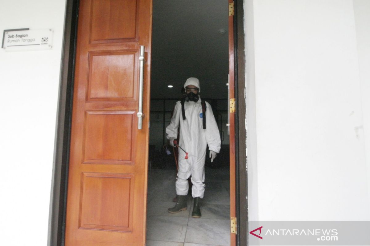 Kantor Bupati Bogor disemprot disinfektan