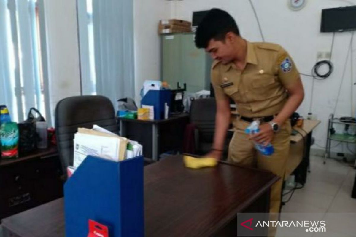 Pegawai DPMD Babel gelar bersih-bersih kantor cegah virus corona