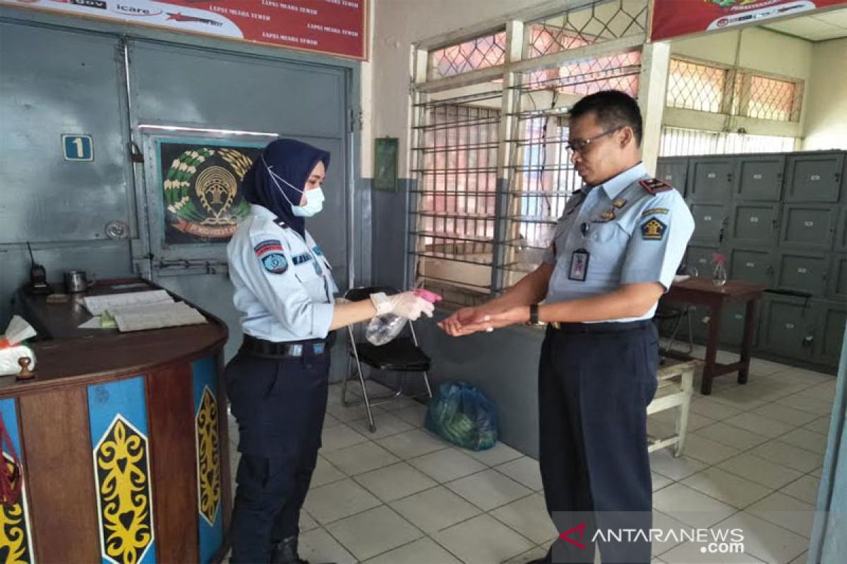 Lapas Muara Teweh berikan 'hand sanitizer' kepada pengunjung napi