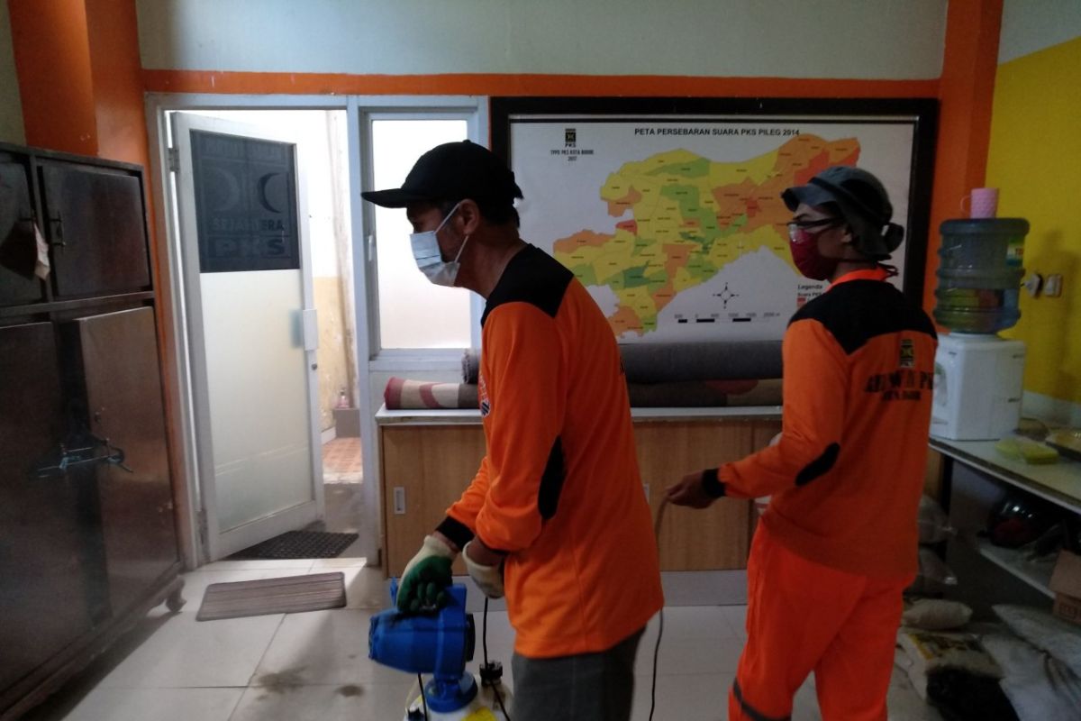 Kantor PKS Kota Bogor disemprot disinfektan, cegah COVID-19