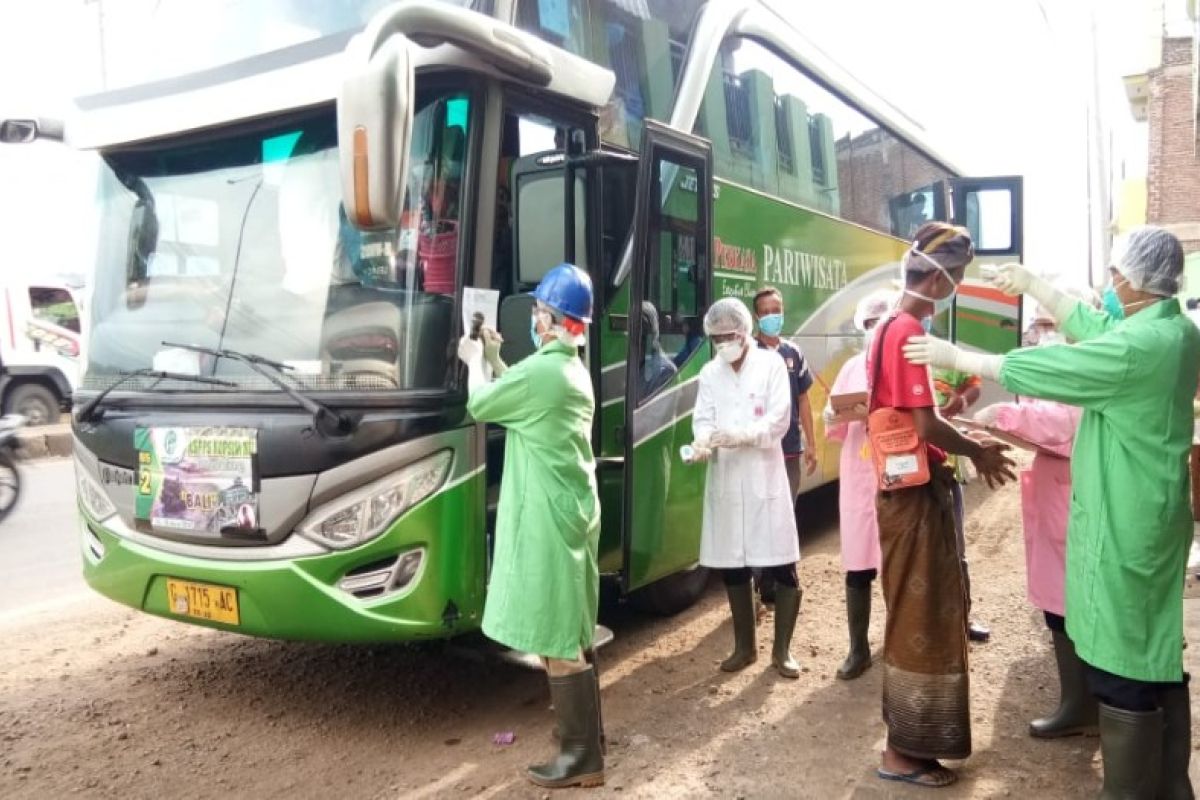 106 peziarah Batang pulang dari Bali dicek kesehatannya