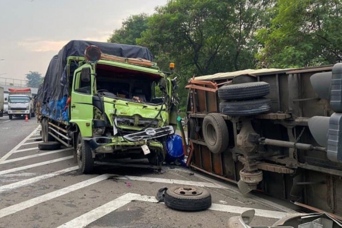 Truk pengangkut cat tabrakan dengan tronton di pintu keluar TMII