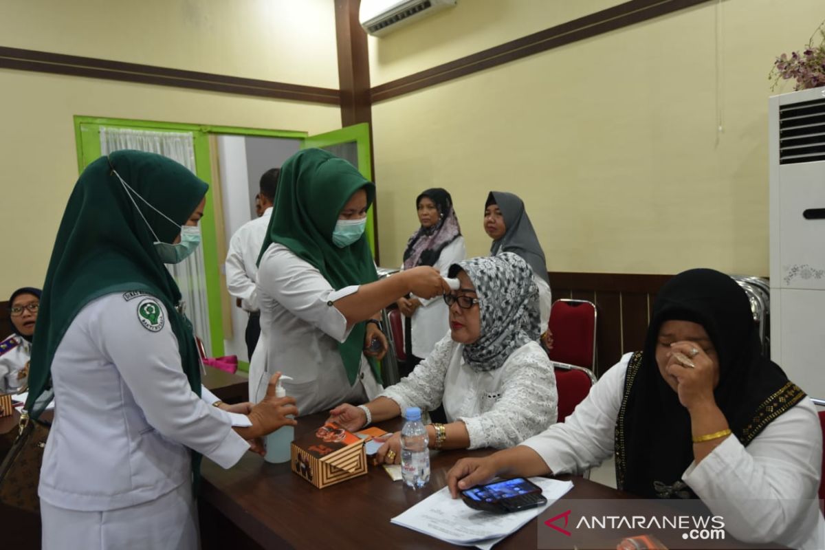 Cegah penyebaran COVID-19, ASN Padangsidimpuan lakukan pemeriksaan suhu tubuh