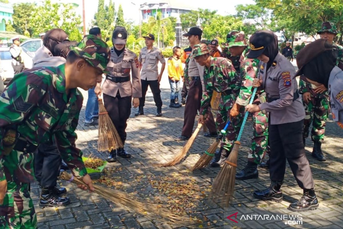 Antisipasi penyebaran Virus Corona, TNI Polri lakukan kerja bakti