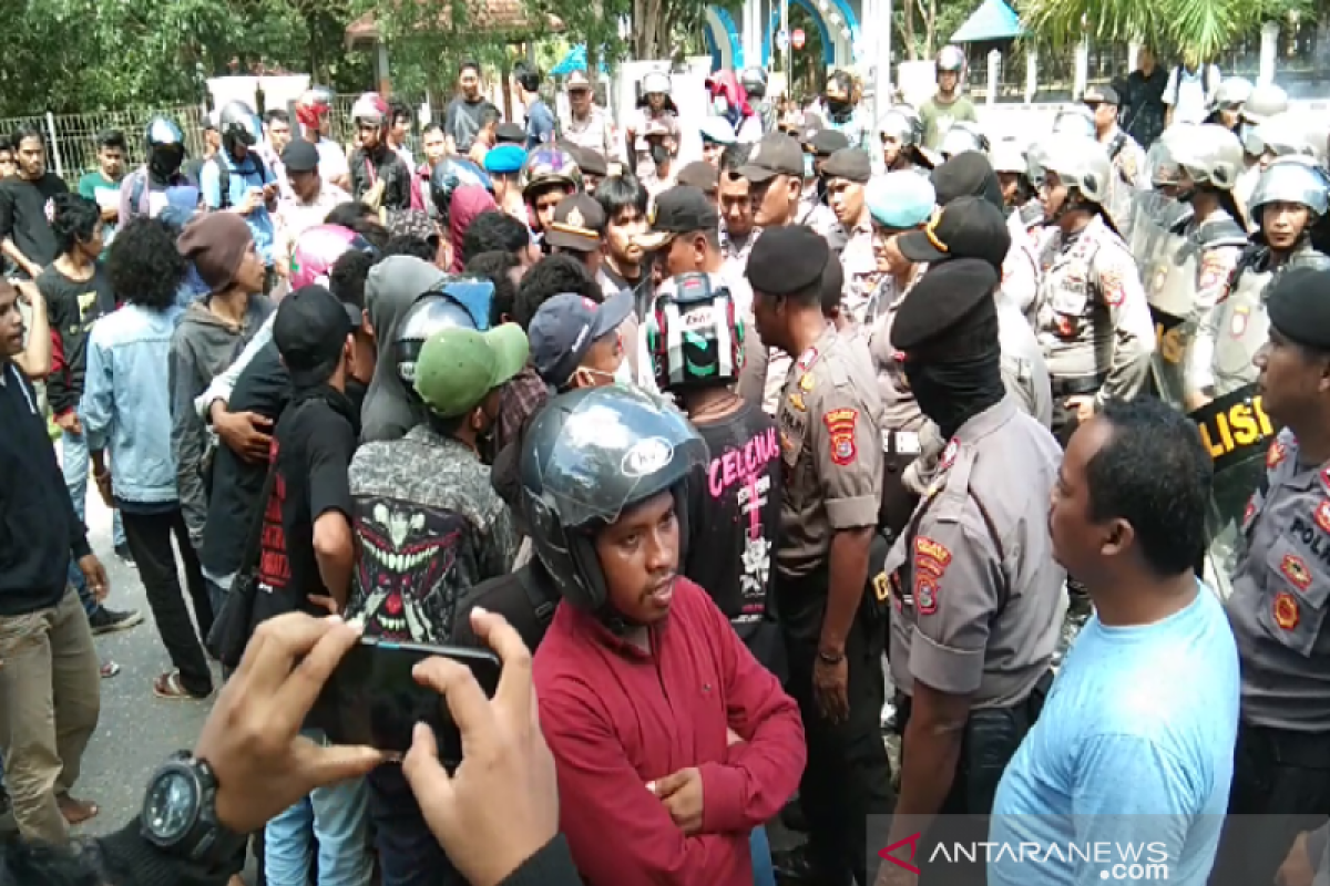 Ratusan mahasiswa demo di Mapolda Sultra, kawal kasus Randi-Yusuf