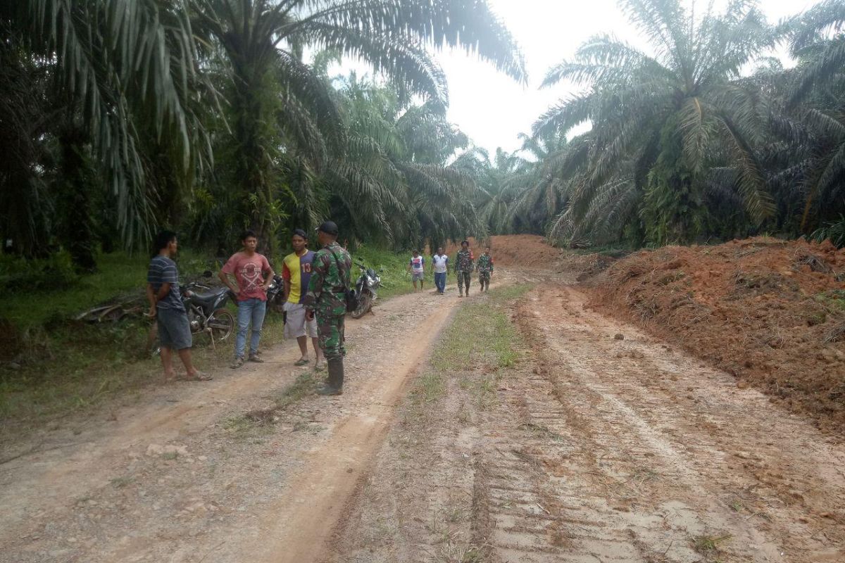 Satgas dan warga awasi pengerjaan buka badan jalan