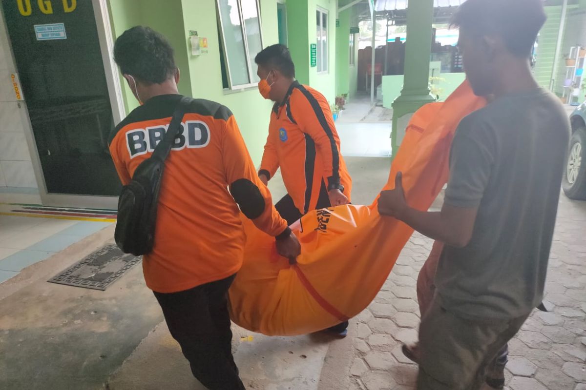TRC BPBD Bangka evakuasi penambang meninggal dalam kapal di Pantai Labu