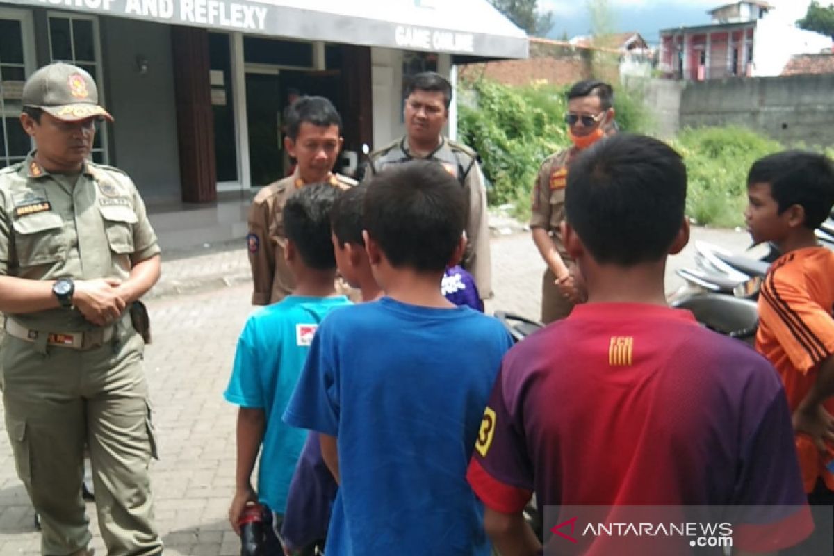 Satpol PP Garut tangkap anak-anak di sejumlah warnet antisipasi Corona