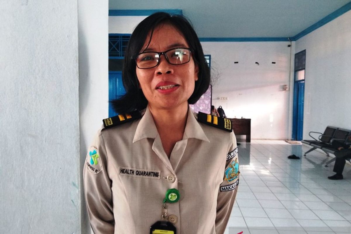 KKP Makassar periksa suhu tubuh penumpang KM Laskar Pelangi di Pelabuhan Mamuju
