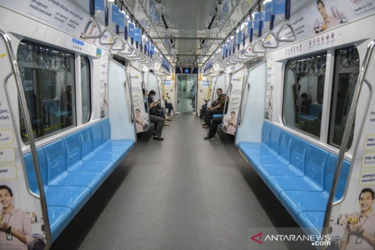 MRT Jakarta terapkan jaga jarak sosial di stasiun dan kereta
