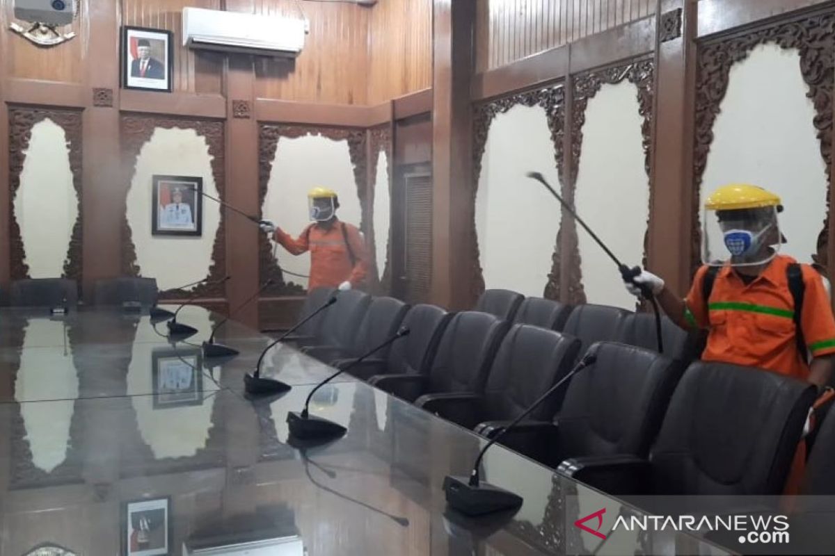 Kantor Wali Kota Jambi disemprot disinfektan untuk cegah virus corona