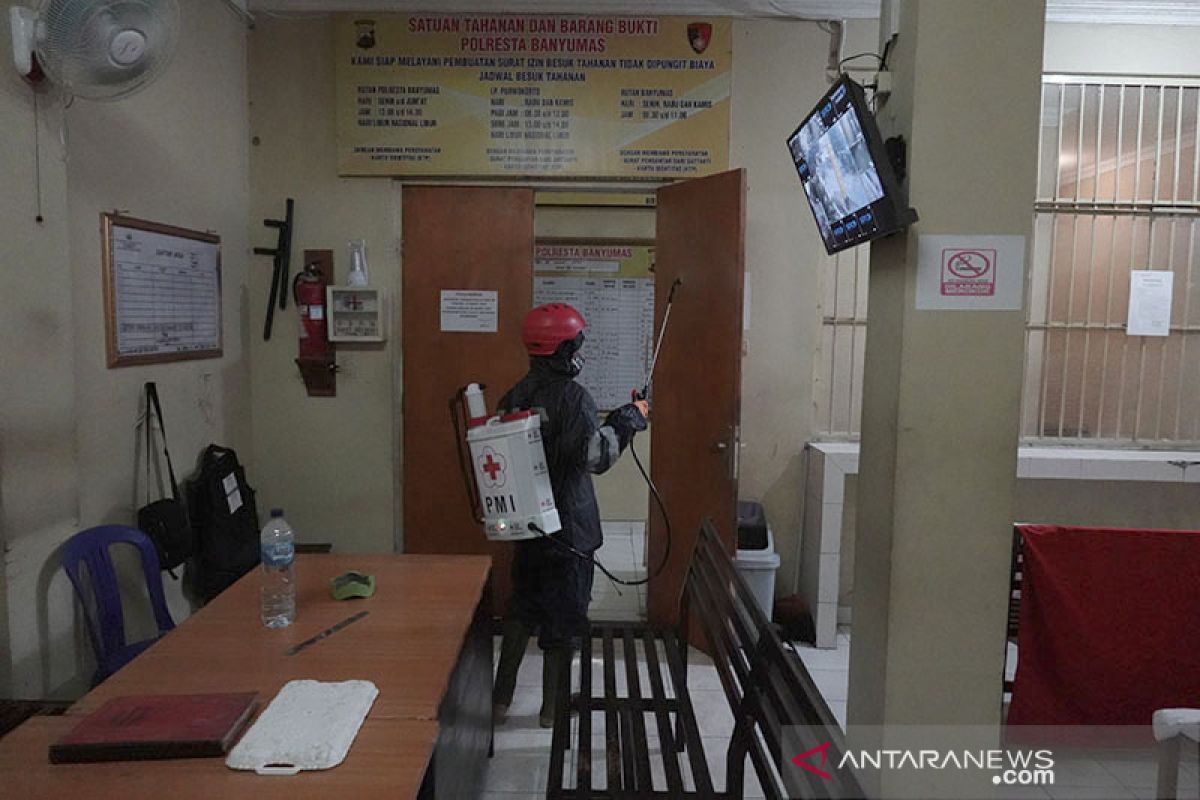 Mapolresta Banyumas disemprot disinfektan cegah penyebaran COVID-19