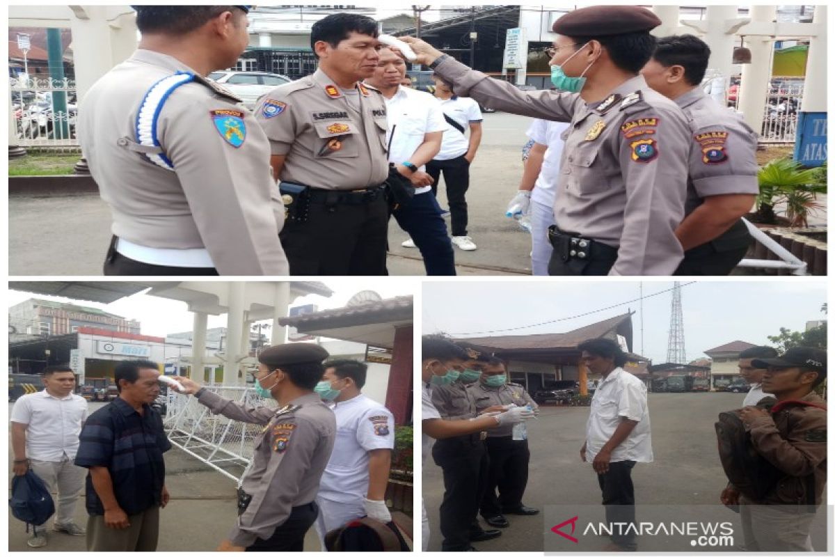 Polres Tapsel periksa suhu badan setiap tamu datang