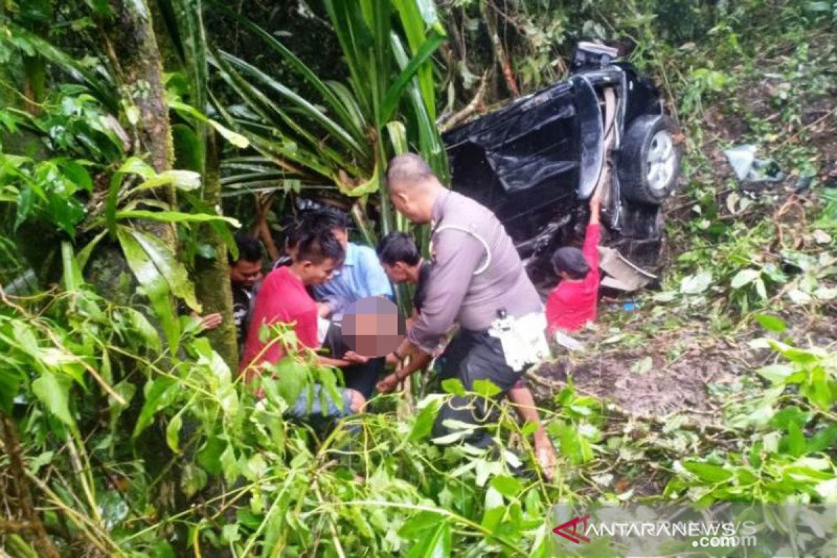 Toyota Rush terjun bebas ke jurang sedalam 30 meter di Lubuk Selasih, satu korban meninggal di Rumah Sakit