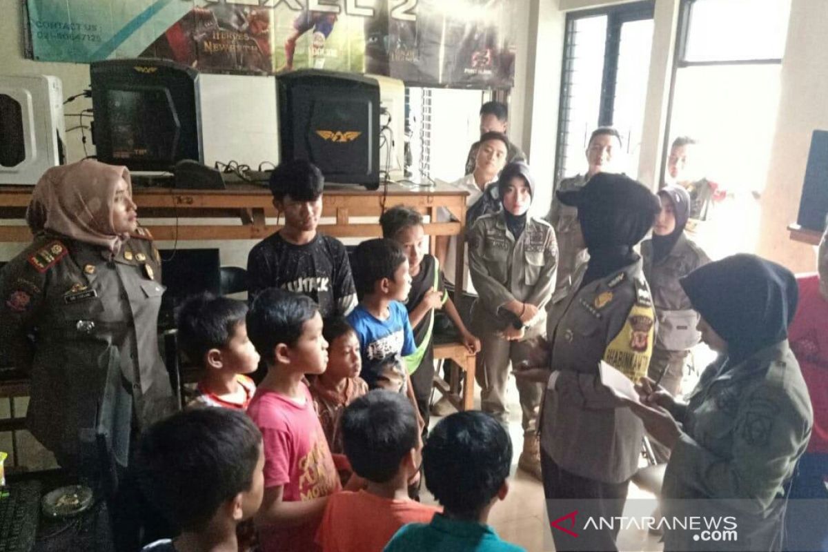 Polisi temukan pelajar main di rental PS