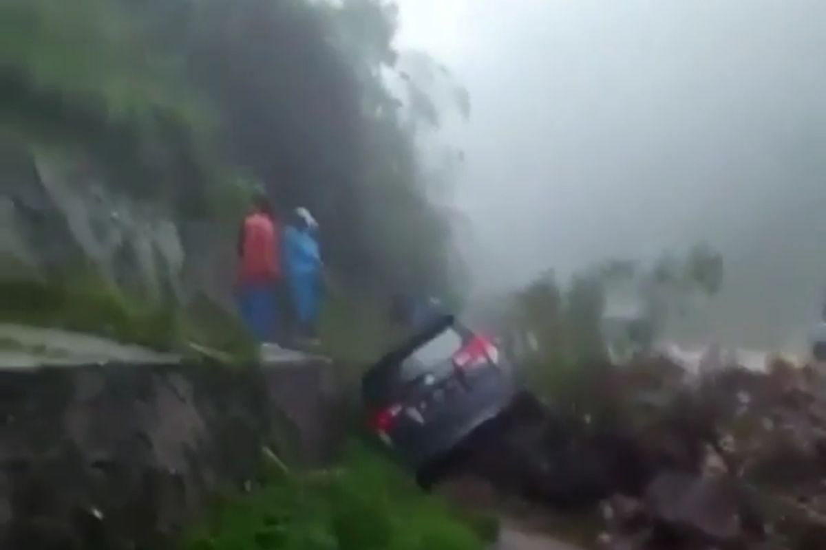 Longsor di perbatasan Padang-Solok,  satu  minibus terseret (Video)