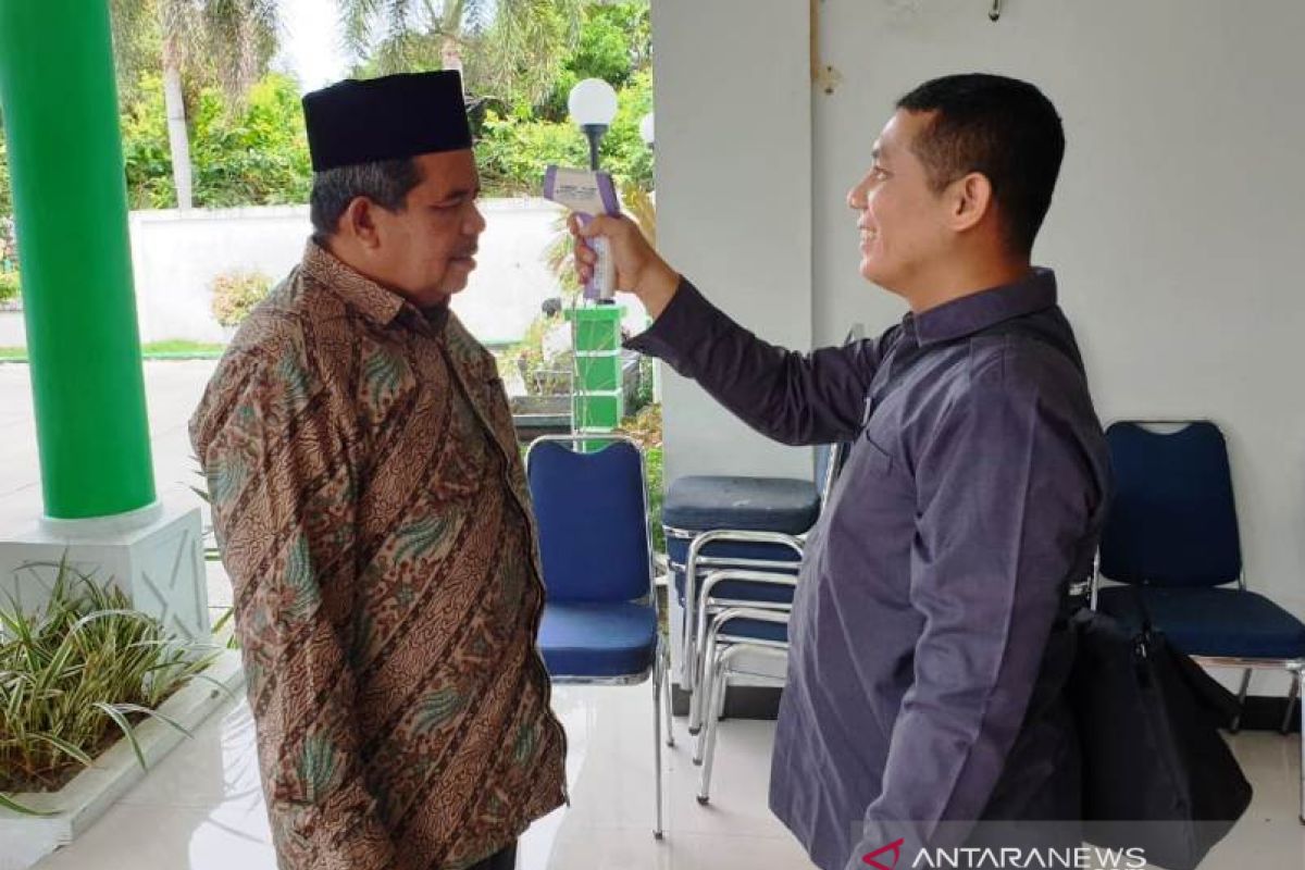 Seluruh tamu di pendapa Bupati Aceh Barat diperiksa suhu tubuh