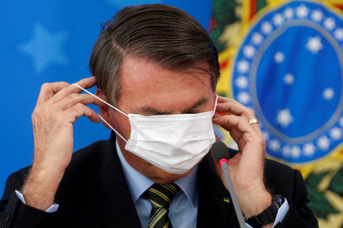 Presiden Brazil lepas masker di depan umum setelah pulih dari COVID-19